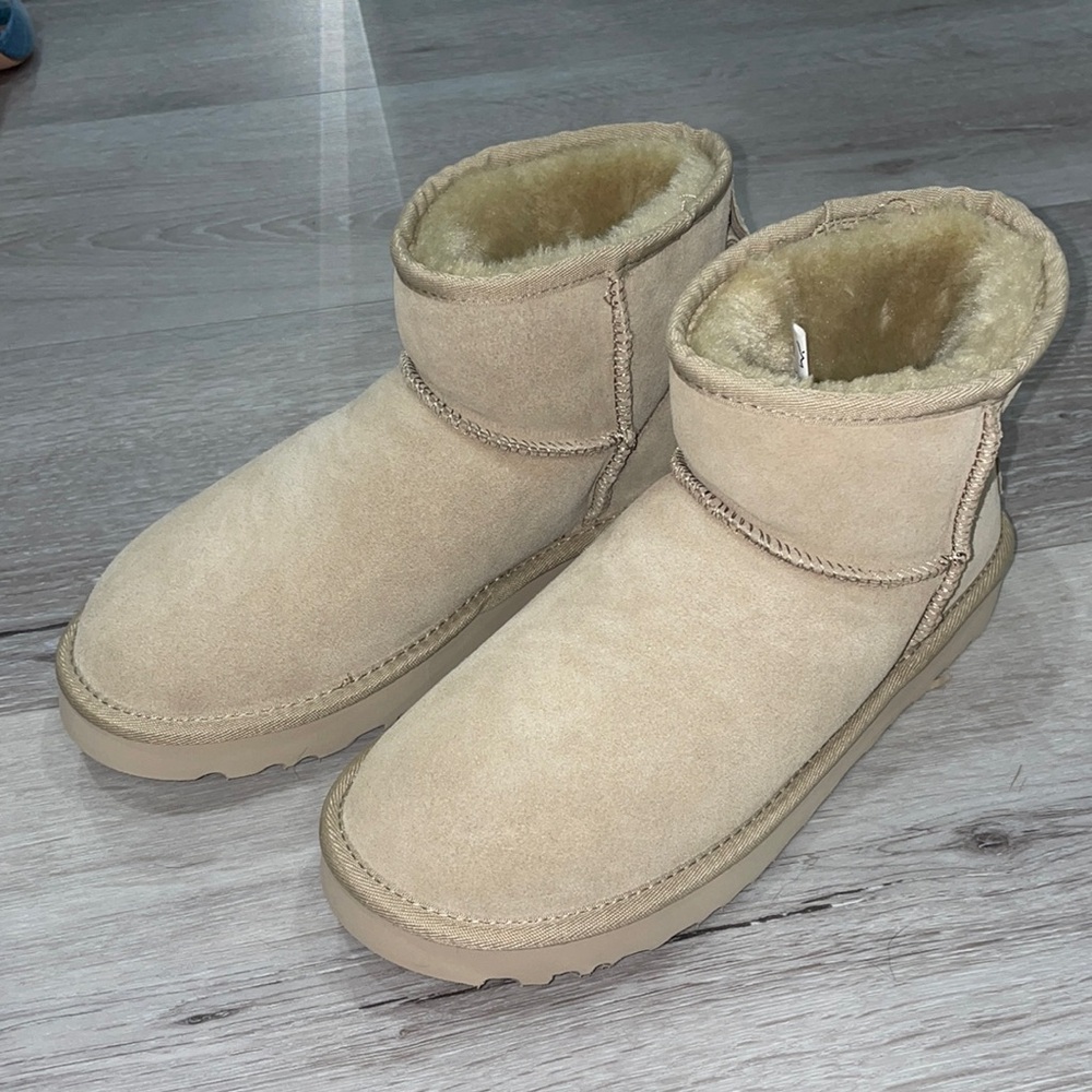 Ugg mini mustard seed size 6 women’s